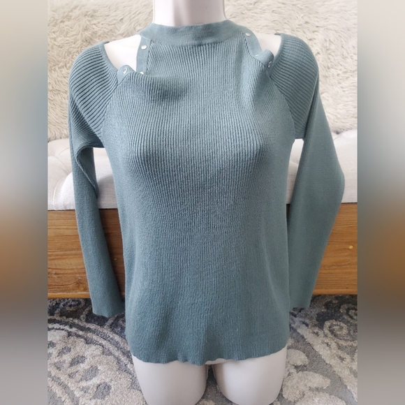 HOOKED ❤️ UP- Cold Shoulder, long sleeve sweater. Studded. Sz XL NWT - Picture 3 of 9